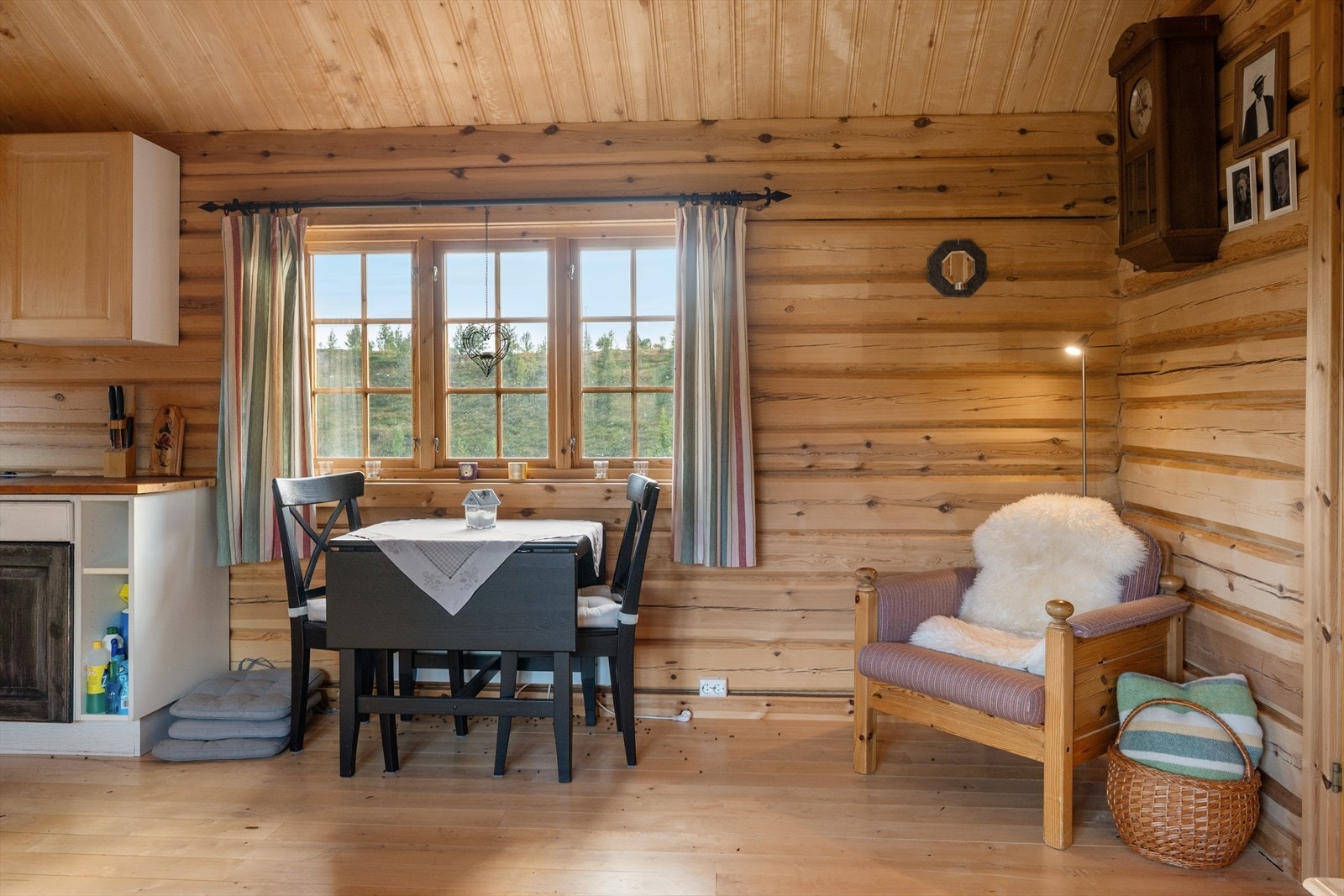 Ved vinduet er det plass til en koselig spiseplass med naturlig lys og utsyn mot omgivelsene. Galleribilde