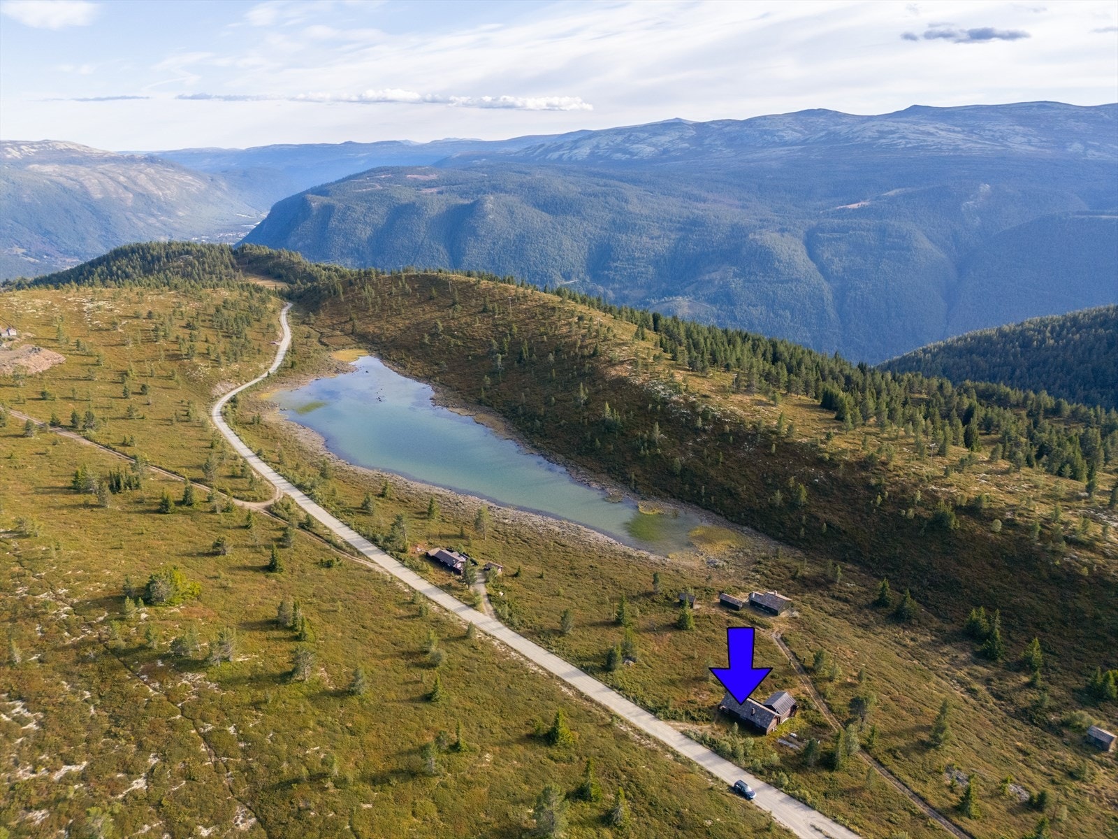 Områdebilder - hytta ligger fint til i terrenget. Galleribilde