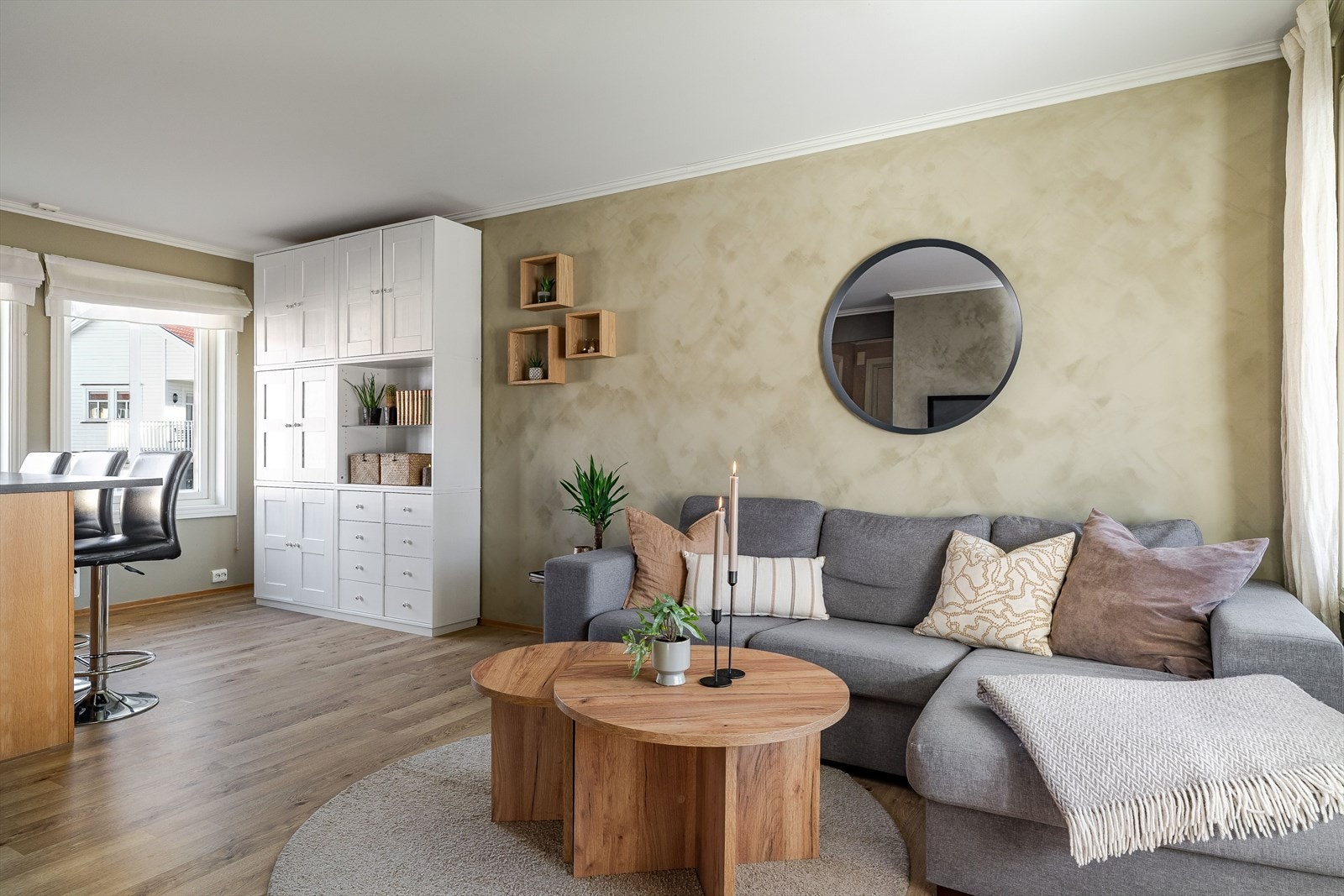 Stuen er lys og luftig med store vindusflater som slipper inn rikelig med dagslys. Galleribilde