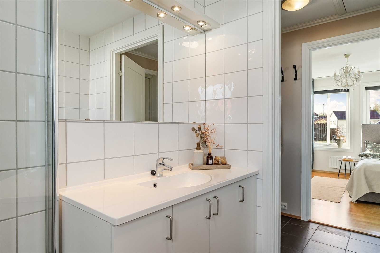 Badet er utstyrt med servantskap, vegghengt toalett og dusjløsning med glassdører. Galleribilde