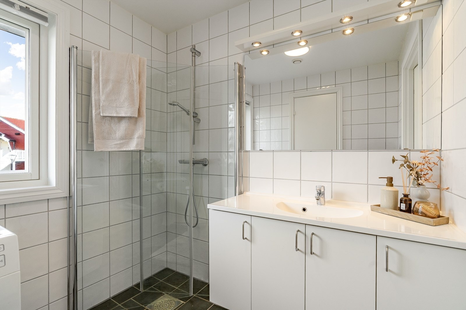 Her har man praktiske løsninger som opplegg for vaskemaskin og god oppbevaringsplass. Galleribilde