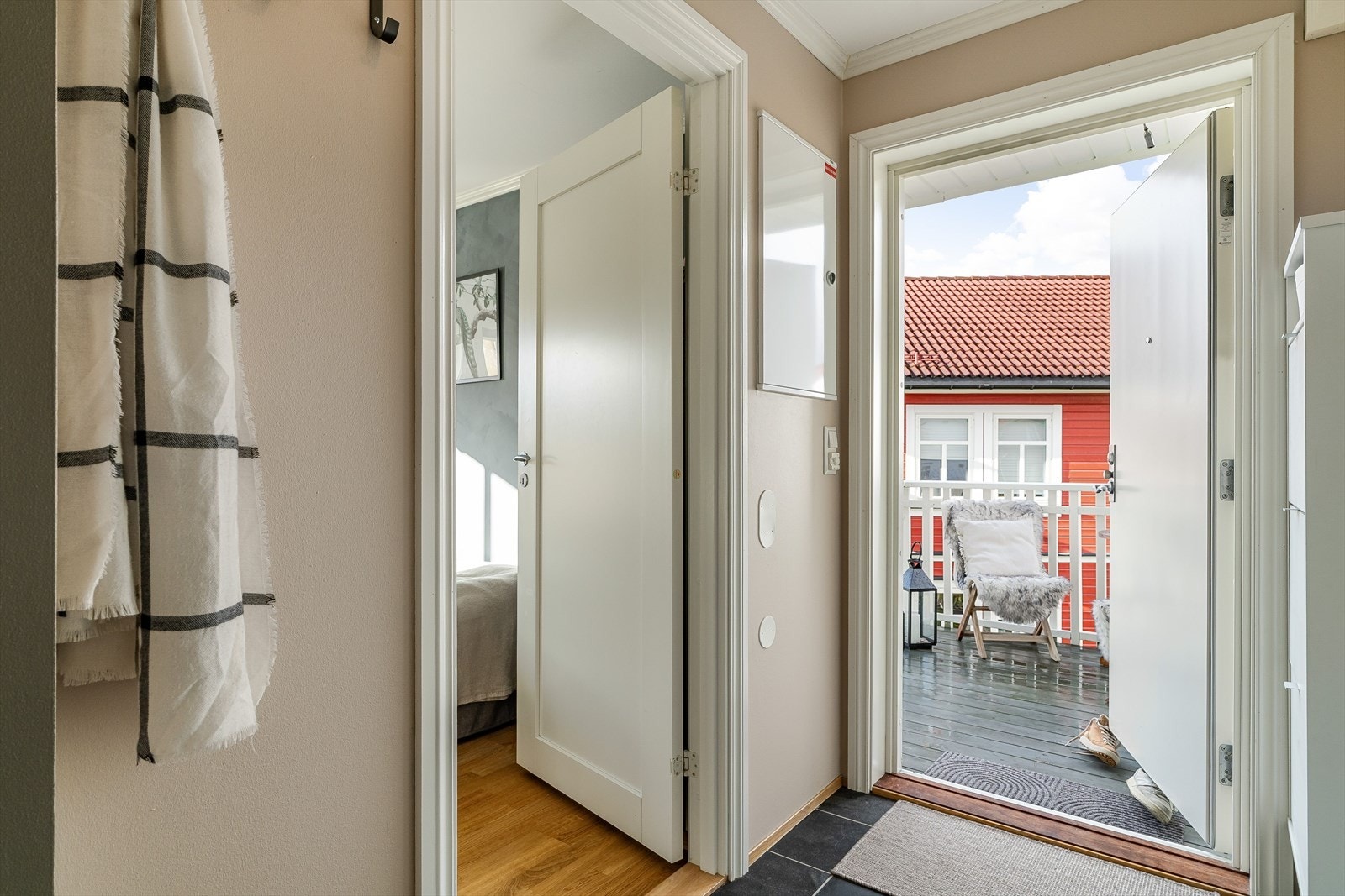 En lys og åpen entré ønsker deg velkommen inn. Galleribilde