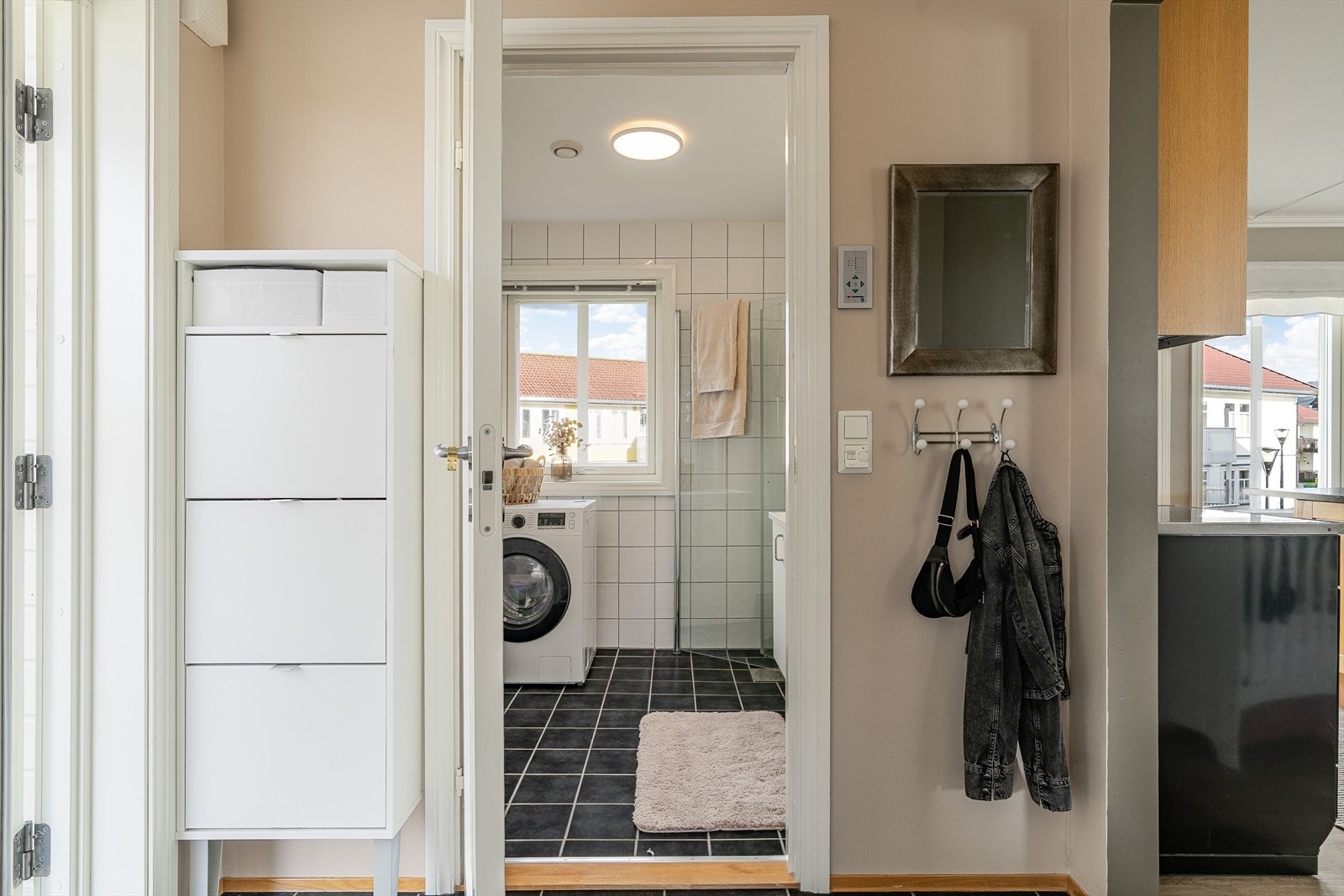 Badet er moderne og helfliset med lyse overflater og tidløst uttrykk. Galleribilde