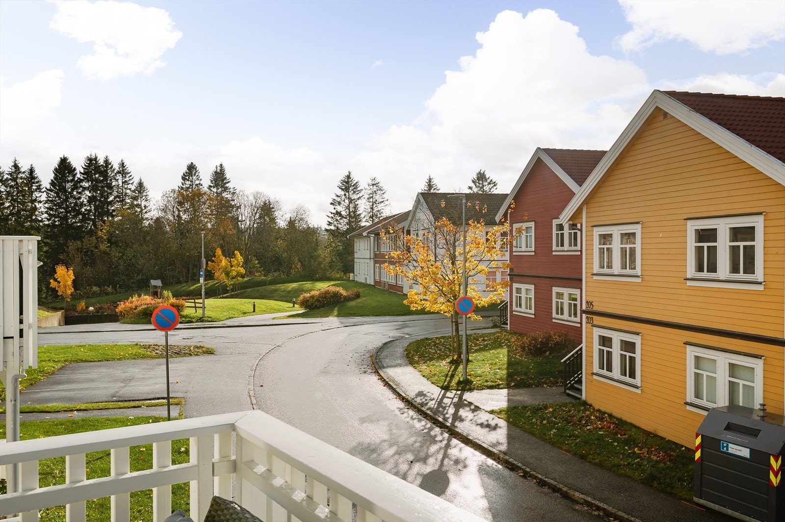 Balkongen er romslig og vendt mot rolige omgivelser. Galleribilde