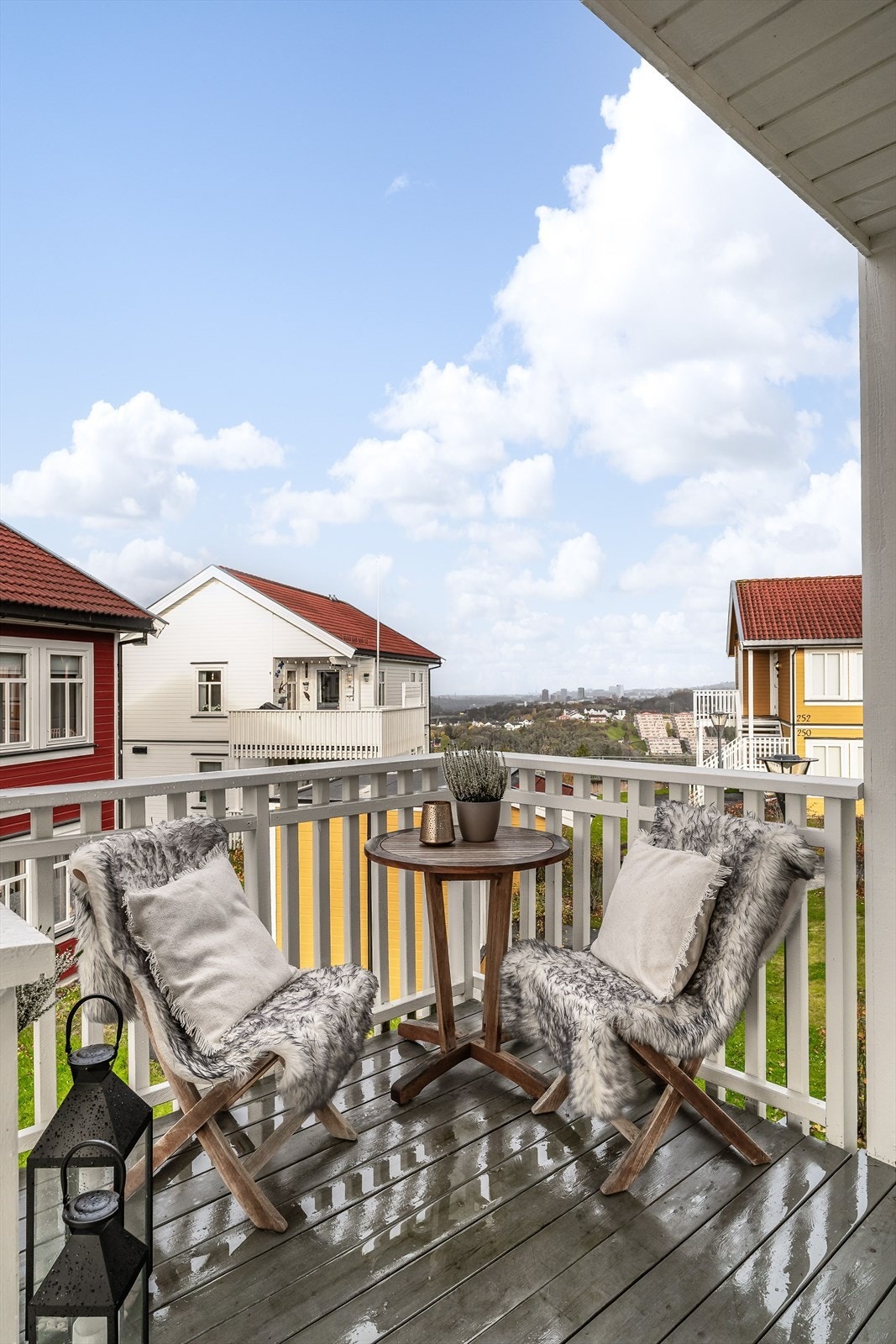 Her har man en koselig uteplass med hyggelig atmosfære og utsyn mot grønne omgivelser. Galleribilde