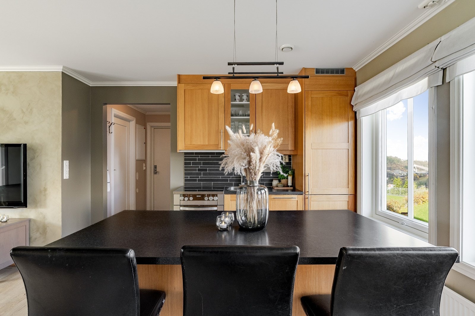 Her har man god benkeplass og praktiske løsninger som gjør matlagingen enkel. Galleribilde