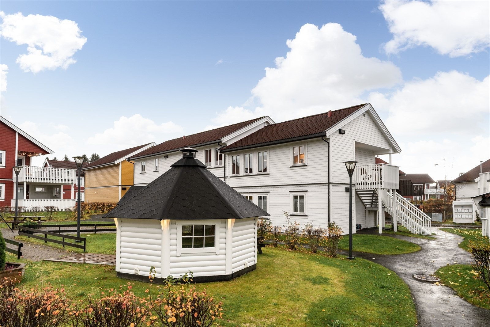 Her bor du i et trygt og barnevennlig nabolag med lite trafikk og gode lekeområder. Galleribilde