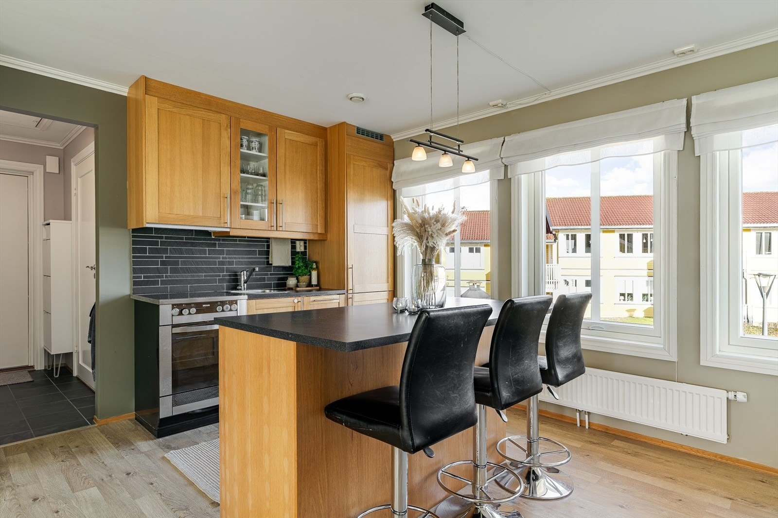 Kjøkkenet fremstår som moderne og funksjonelt. Galleribilde