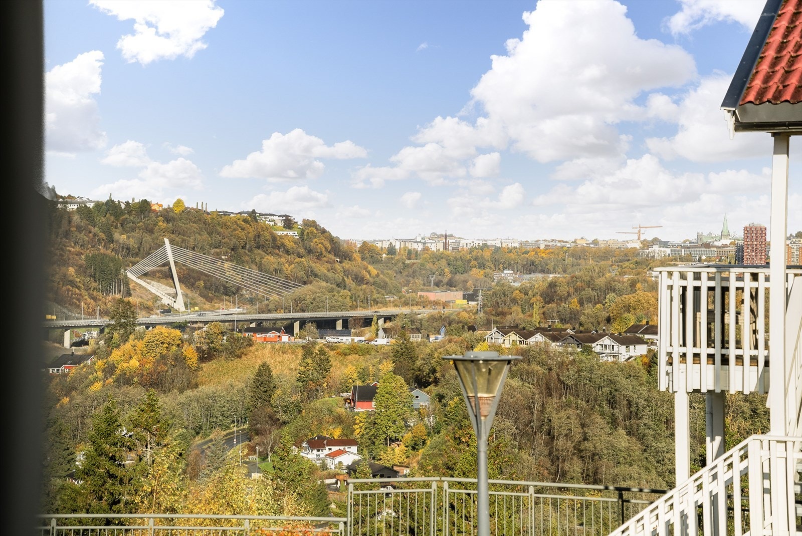 Fra kjøkkenet har man en fin utsikt mot byen. Galleribilde