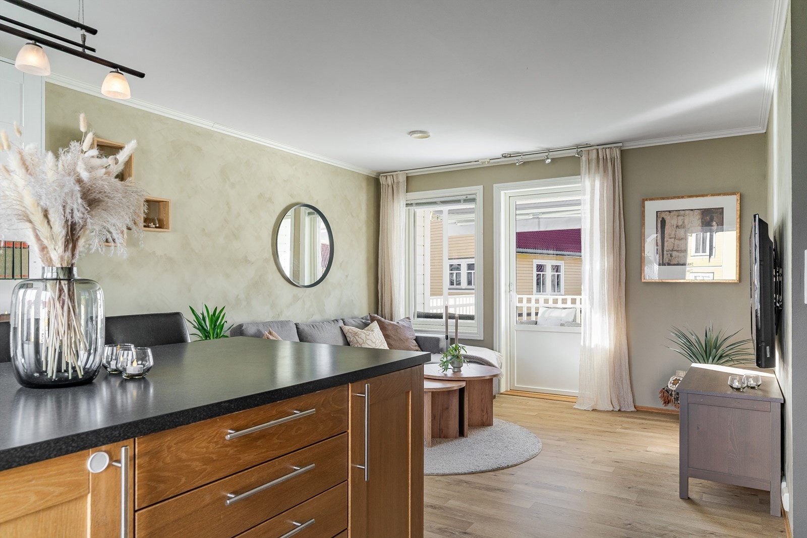 Kjøkkenet er utstyrt med integrerte hvitevarer og god skapplass. Galleribilde