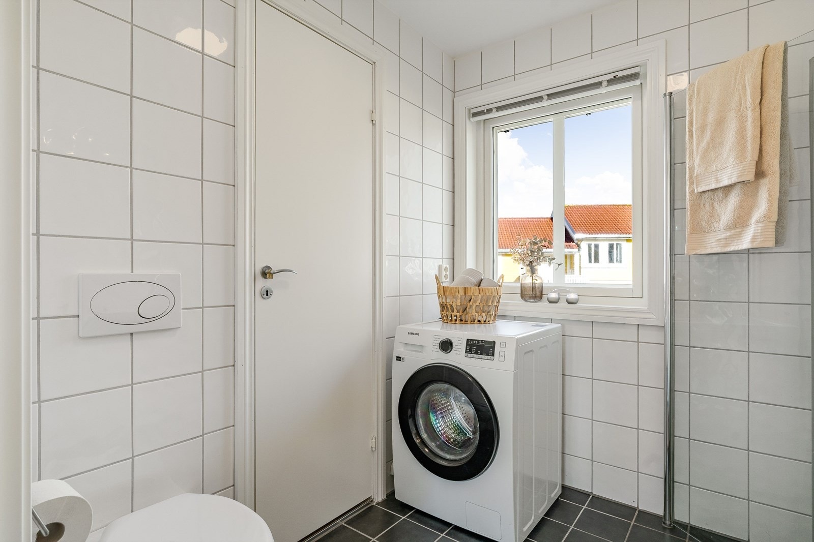 Fra badet har man adkomst til en praktisk innvendig bod/teknisk rom på ca. 2 m². Galleribilde