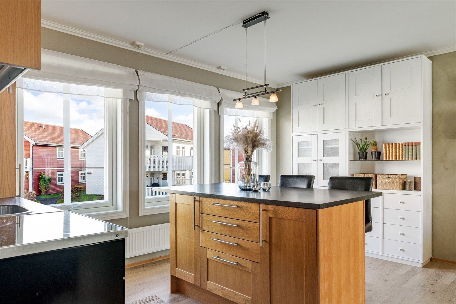 Leiligheten er tilknyttet fjernvarme som gir jevn og behagelig varme gjennom hele året. Galleribilde