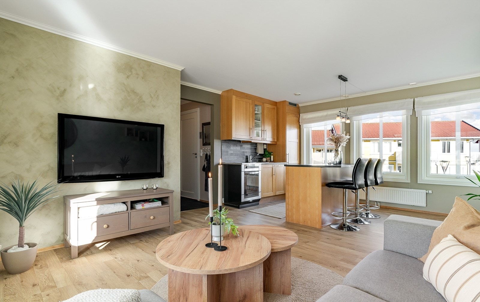 Her har man god plass til både sofakrok og spisebord i en åpen og sosial planløsning. Galleribilde