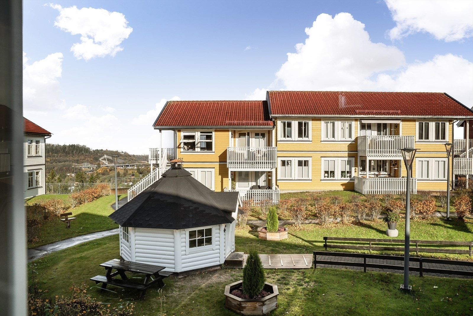 Utenfor leiligheten er det et felles område med tilgang til benker, bålpanne og grillhytte som kan bookes til både felles og private arrangement - gratis for alle i sameiet. Galleribilde