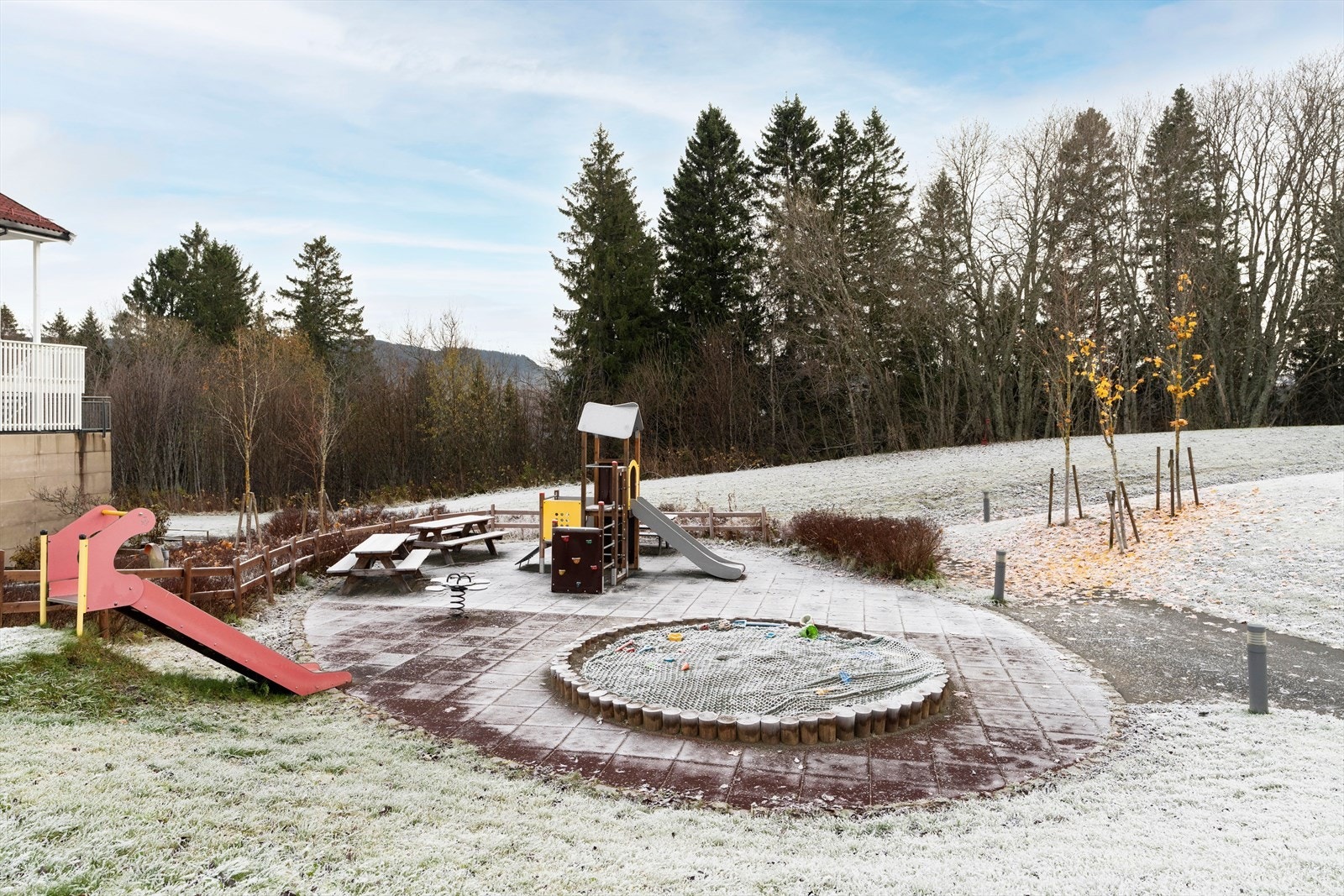 Det er kort vei til både dagligvarebutikk, skoler, barnehager og treningssentre, samtidig som du har enkel tilgang til større handelsområder som City Syd og Fossegrenda senter. Galleribilde