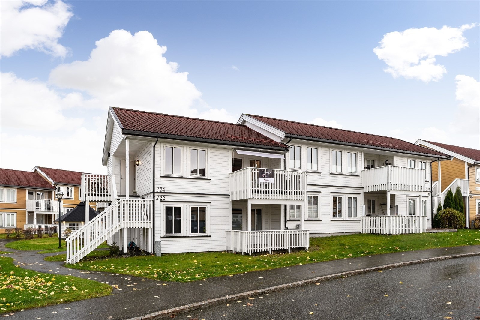 Kollektivtilbudet i området er svært godt. Nærmeste bussholdeplass, Okstad østre, ligger kun et par minutters gange fra boligen og har jevnlige avganger mot sentrum. Galleribilde