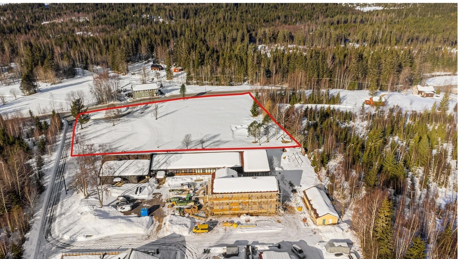 Eiendommen ligger i nydelige omgivelser i Hurdal kommune, kun et steinkast unna alpinanlegg og flotte skiløyper. Galleribilde