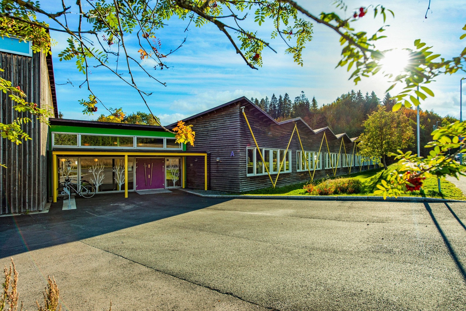 Fra boligen er det gangavstand til både skole, barnehage og dagligvarebutikk. Galleribilde