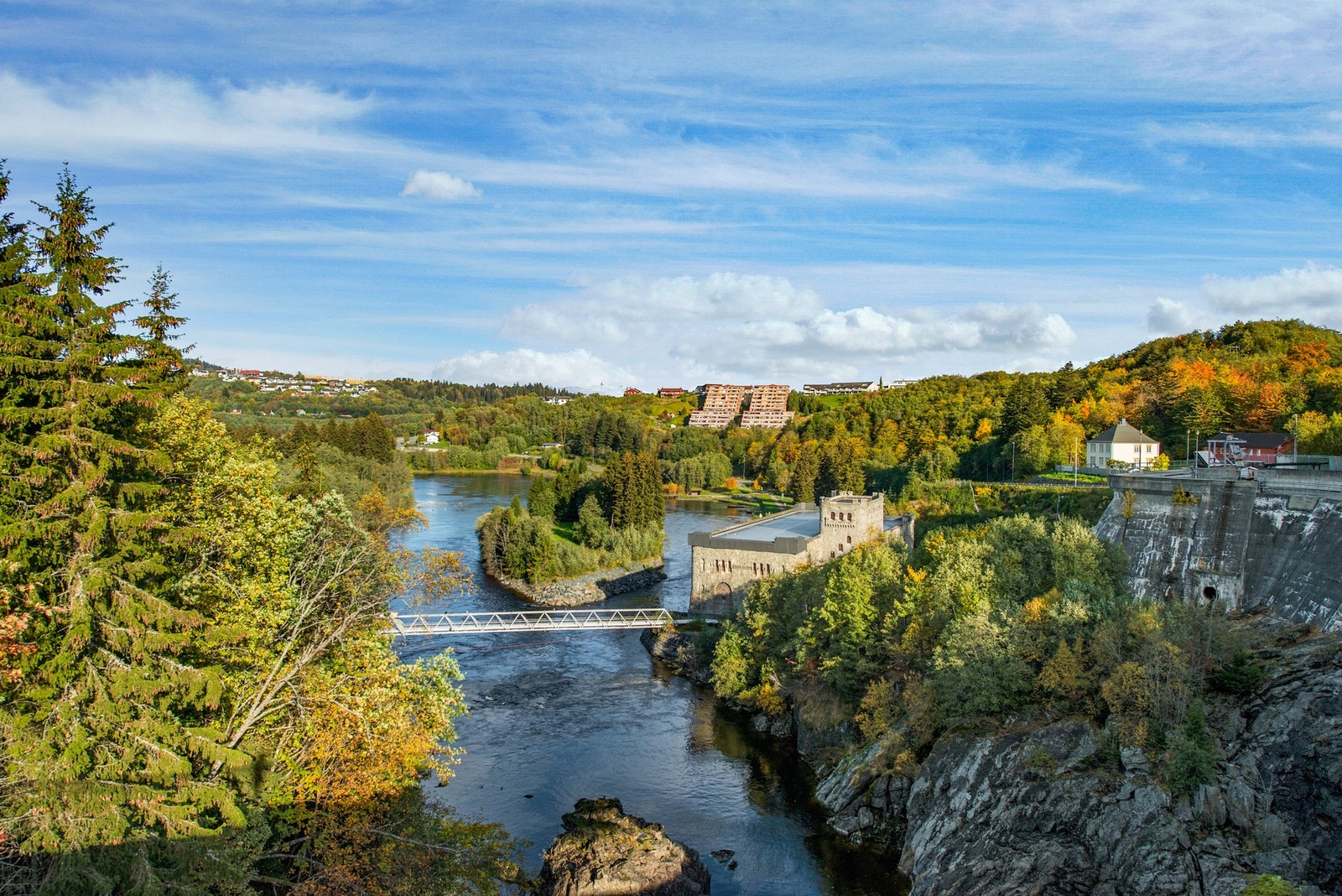Nærområdene byr på glimrende turområder sommer som vinter, her fra Leirfossen. Galleribilde
