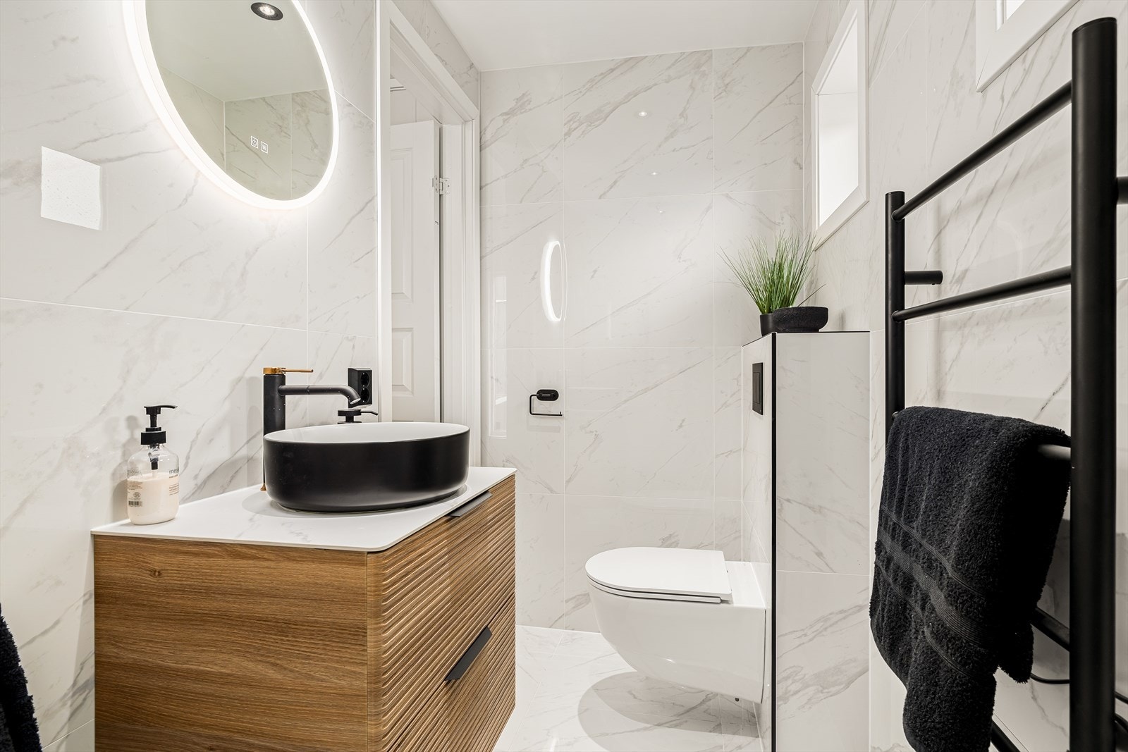 Fliser på gulv med elektriske varmekabler, samt fliser på vegger Galleribilde