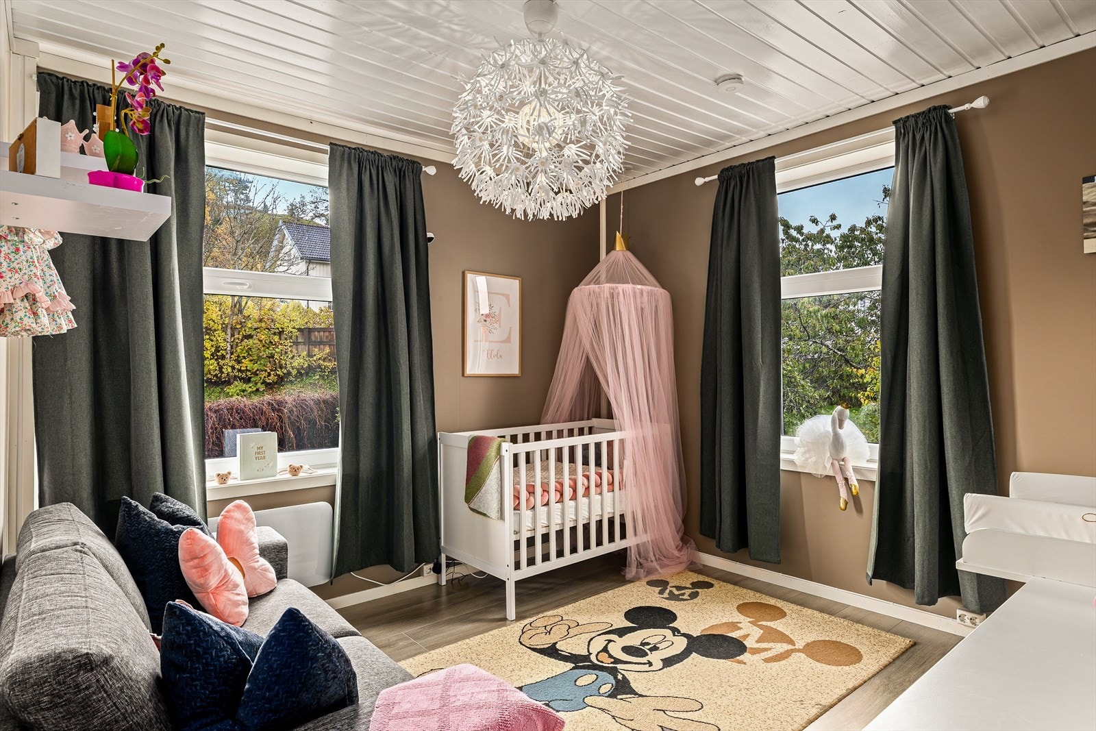 Det er 3 soverom i 2.etasje Galleribilde