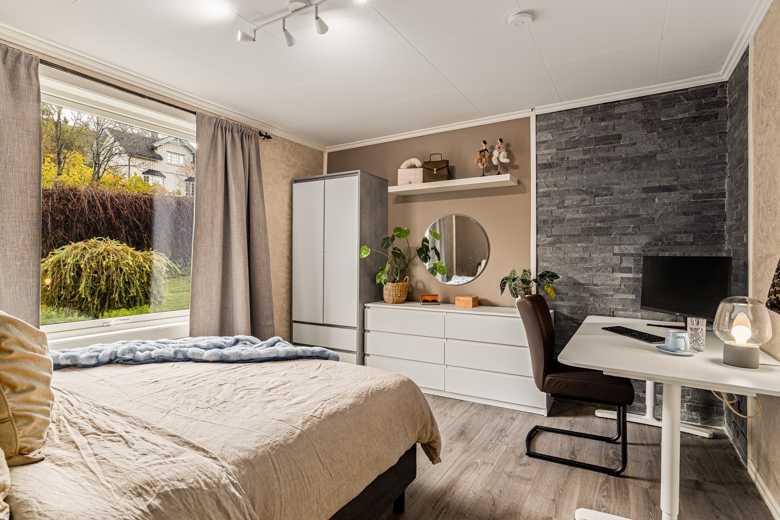 God plass til både arbeidsbenk og garderobeskap/kommode Galleribilde