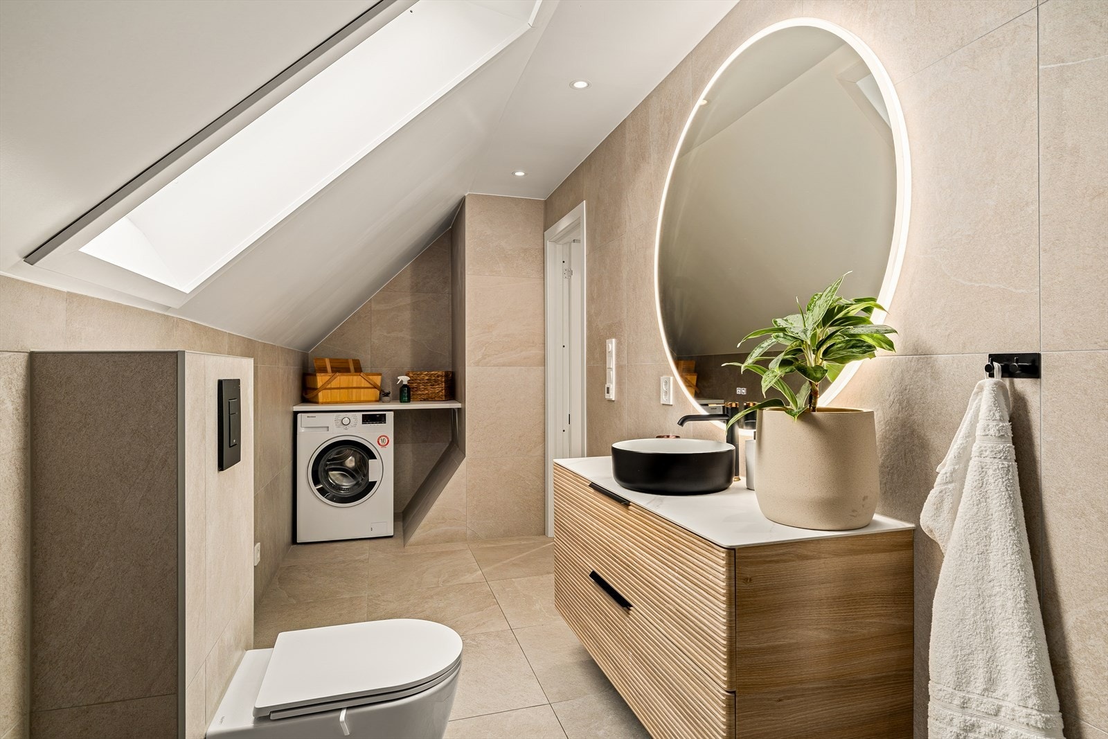 Det er fliser på gulv og elektriske varmekabler, samt fliser på vegger Galleribilde