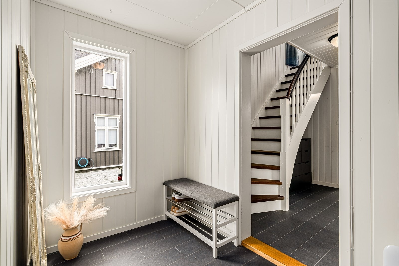 Velkommen inn! Påbygd entre og baderom Galleribilde