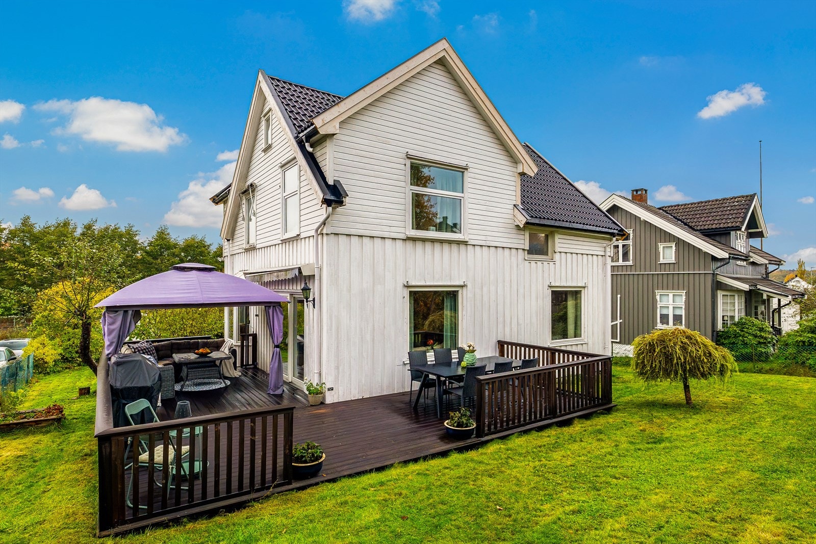 Taket er lagt om med ny takstein, papp, sløyfer og lekter av fagfolk i 2025 Galleribilde