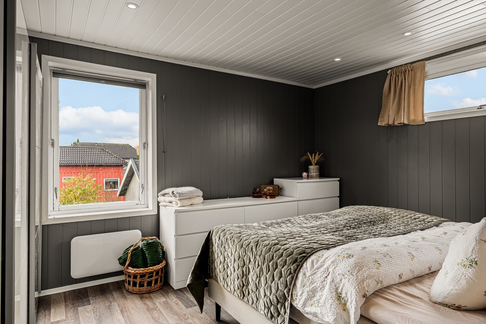 Hovedsoverommet. Det største vinduet er byttet til nytt og montert i november 2025 Galleribilde
