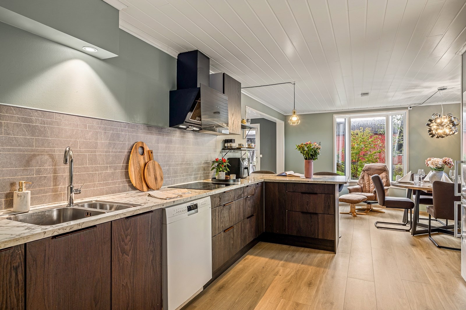 Kjøkkenventilator med avtrekk ut. Galleribilde