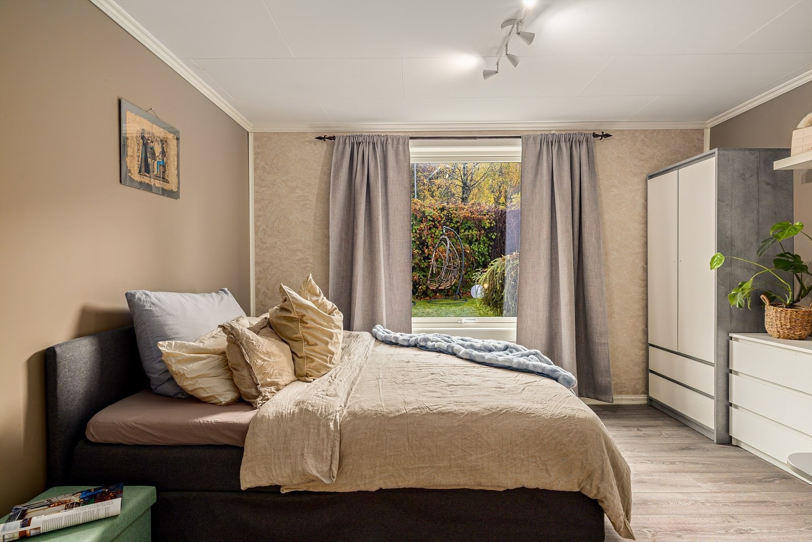 Stor soverom i 1.etasje Galleribilde