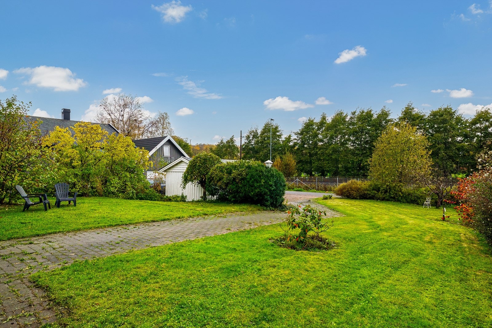 Lettstelt og koselig hage med god plass for lek og ballspill for de minste Galleribilde