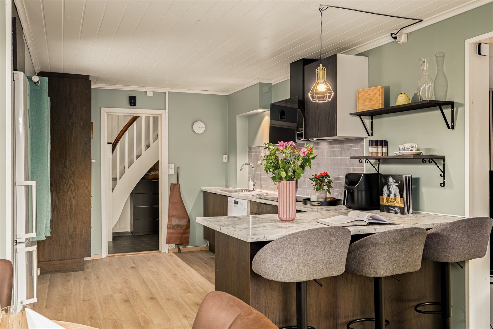 Pen kjøkkeninnredning fra 2019. Integrert steketopp og komfyr. Opplegg til oppvaskmaskin Galleribilde