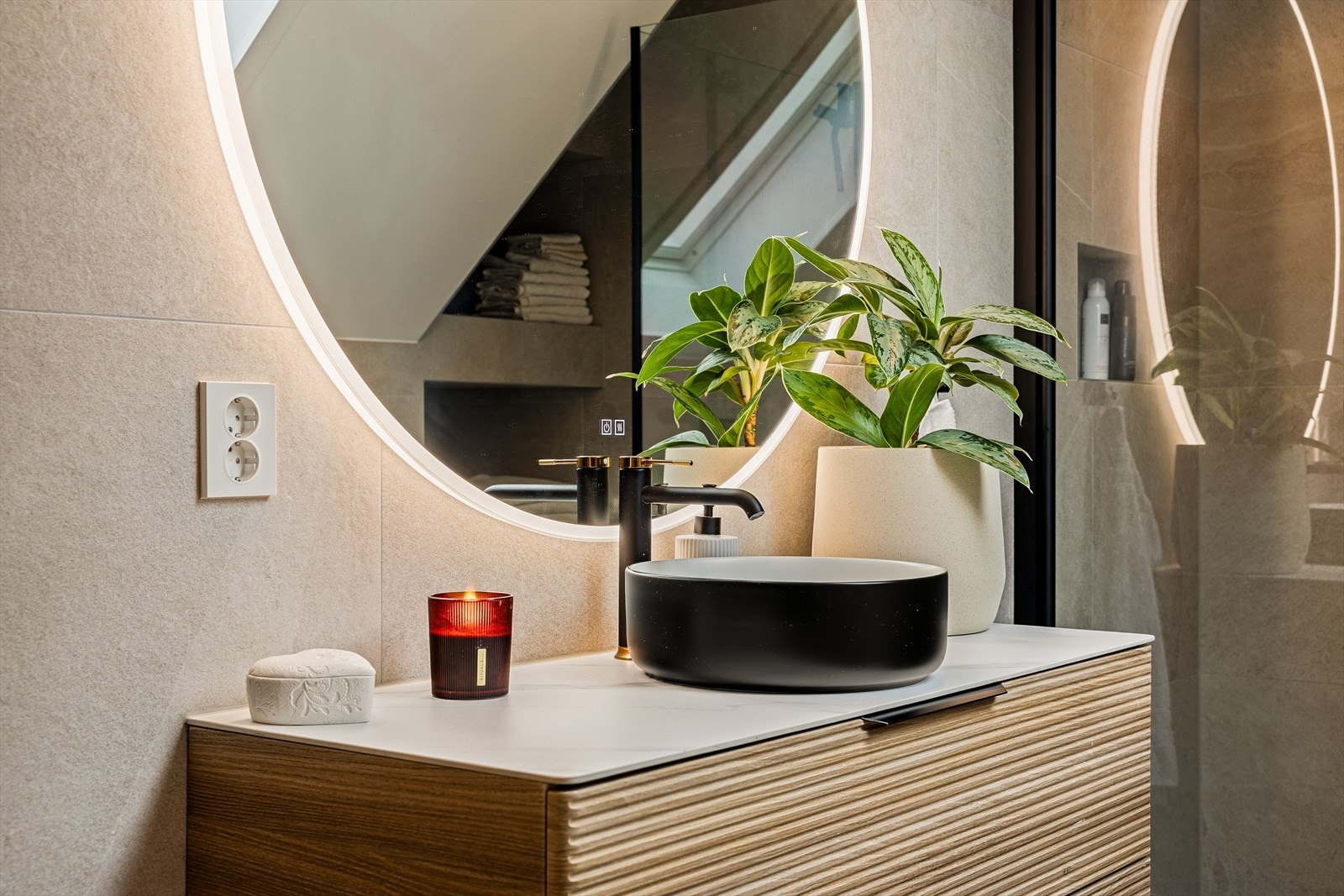 Taket har malte plater med downlights Galleribilde