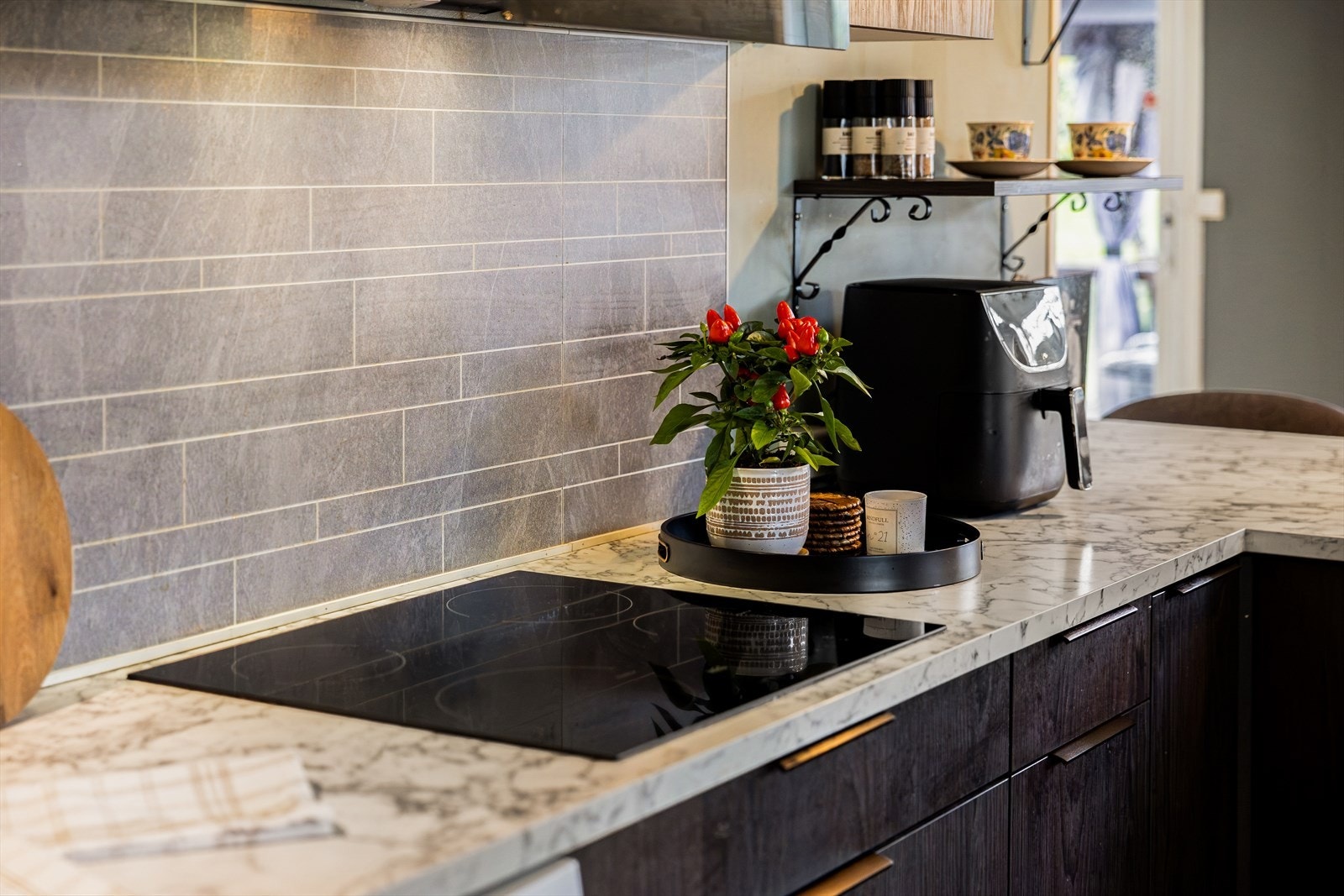 Vannfast plate på vegg mellom benk og overskap Galleribilde