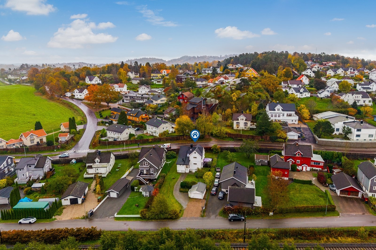 Romslig eiet og solrik tomt. Gruset gårdsplass foran garasjen. Belegningsstein i gangpartiet opp til huset Galleribilde