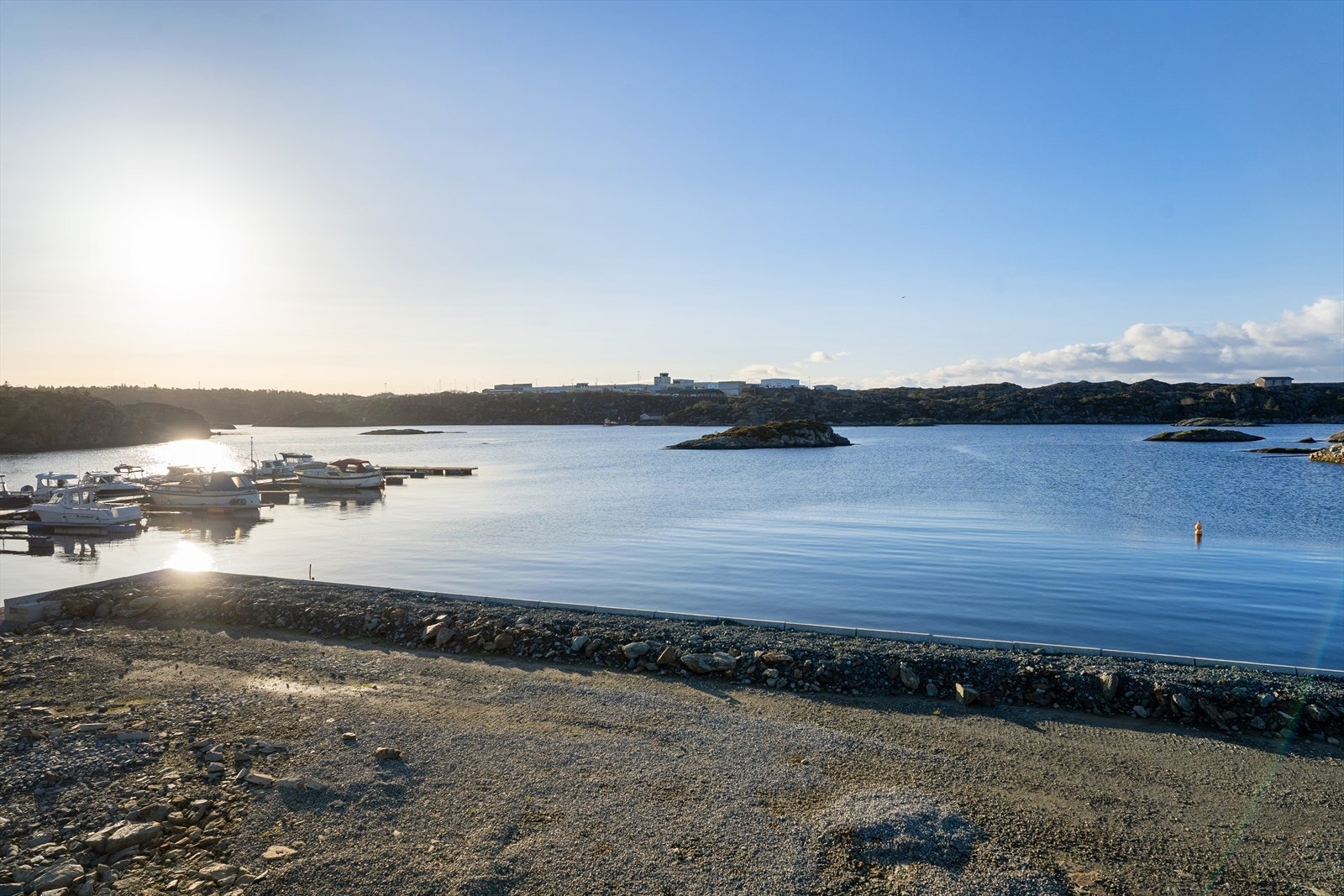 Tomtene har en fantastisk beliggenhet helt i sjøkanten Galleribilde