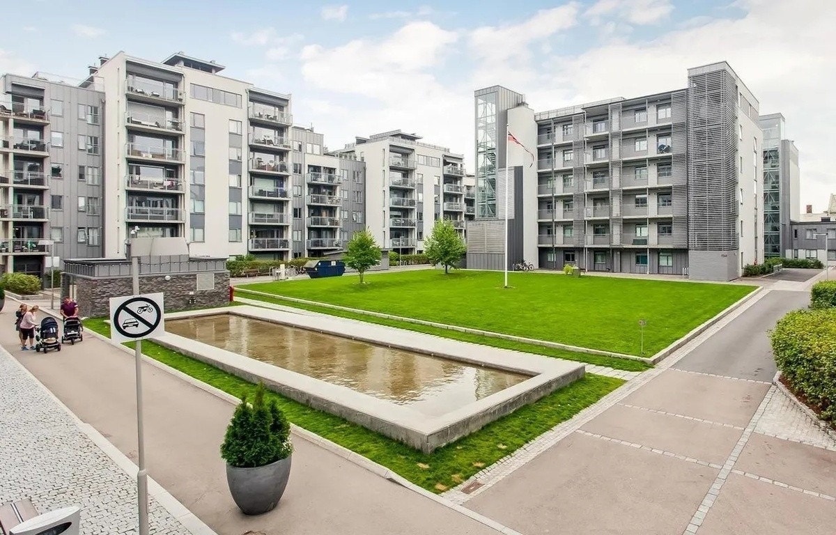 FASADE RINGNES PARK INNVENDIG, KAFE, SATS, KINO OG MENY VIA INNVENDIG HEIS! Galleribilde