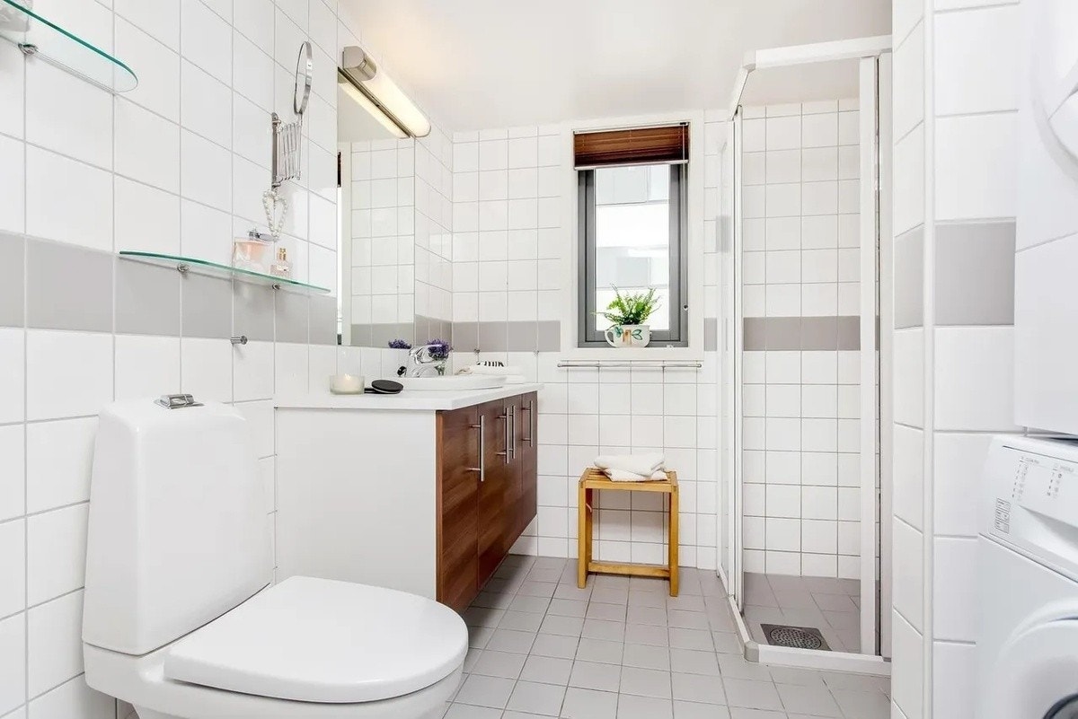 BAD MED VASKEMASKIN OG TØRKETROMMEL Galleribilde