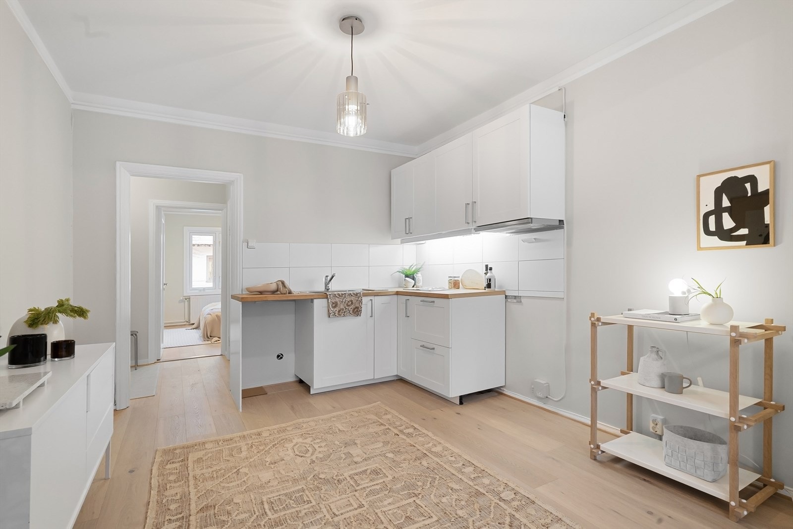 Pent kjøkken med plass til oppvaskmaskin, stekeovn og kjøl/frys. Galleribilde