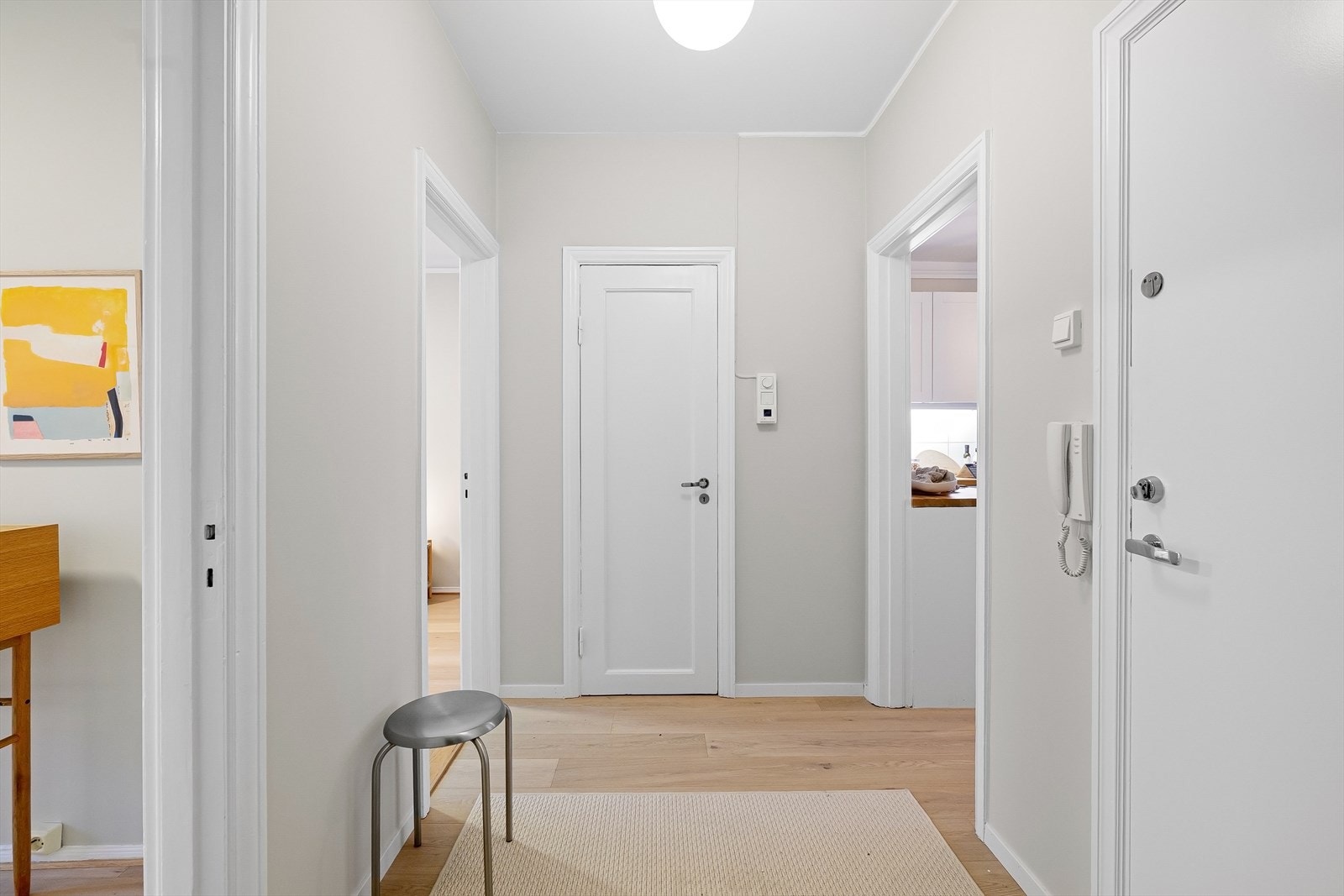 Romslig entré med plass til å henge fra seg yttertøy. Galleribilde