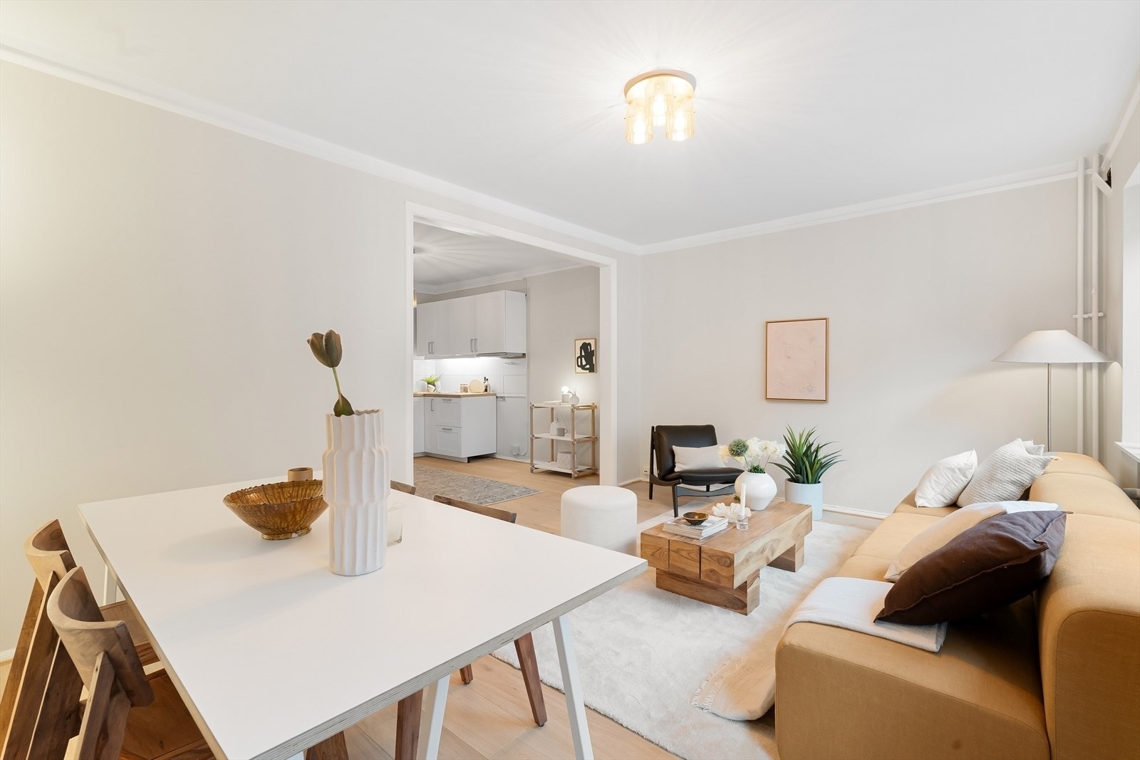 Både stuen og kjøkkenet har plass til spisebord. Galleribilde