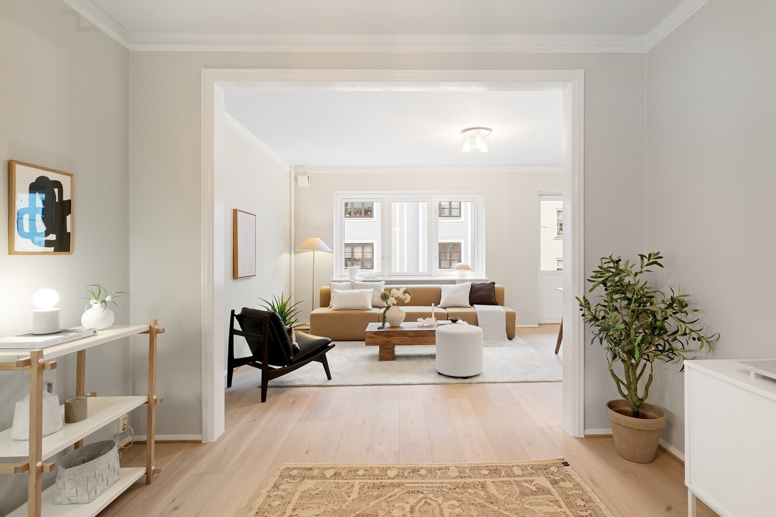 En lys og attraktiv 3-roms beliggende strålende til på Adamstuen rett ved den flotte parken Idioten. Galleribilde