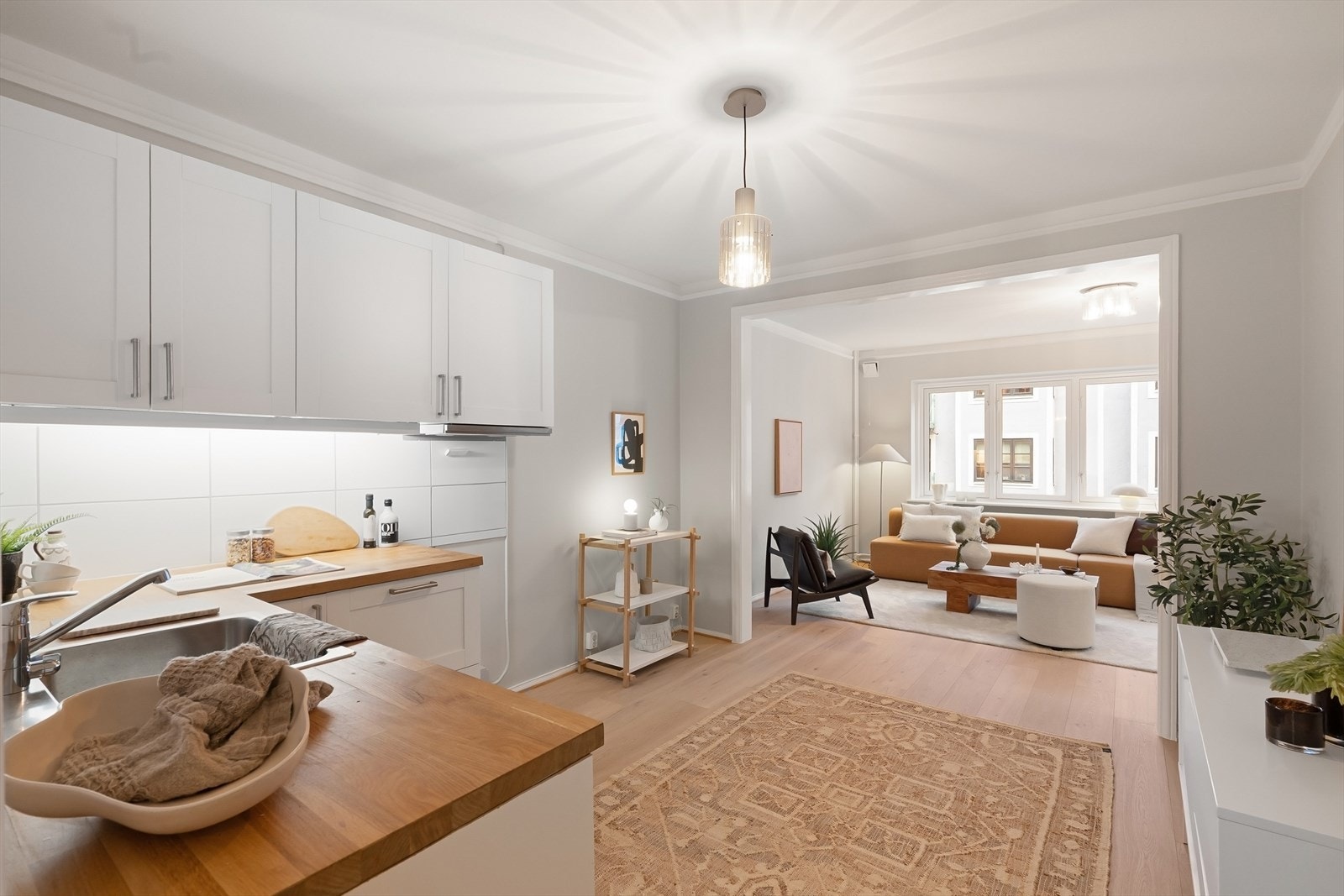 Kjøkkenet ligger separat men samtidig fint knyttet til stuen. Galleribilde