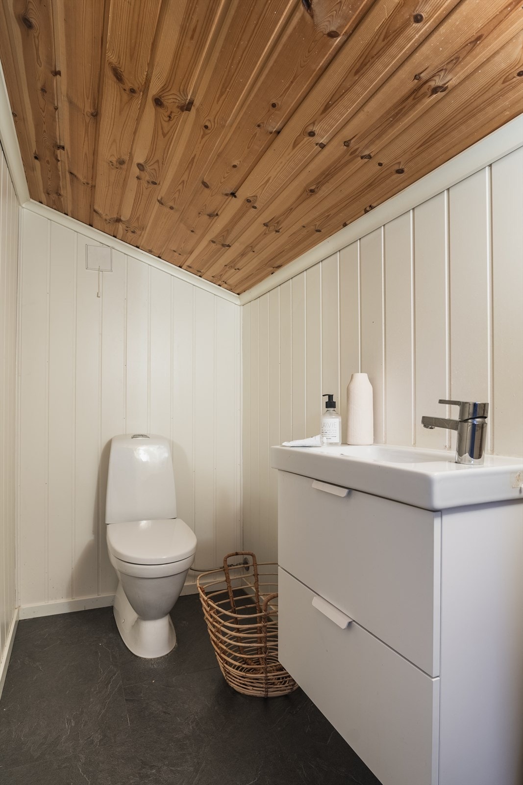 Ekstra WC på hems. Toalettrommet er utstyrt med et toalett og en servant med underskap. Toalettrommet er ikke målbart areal. Galleribilde