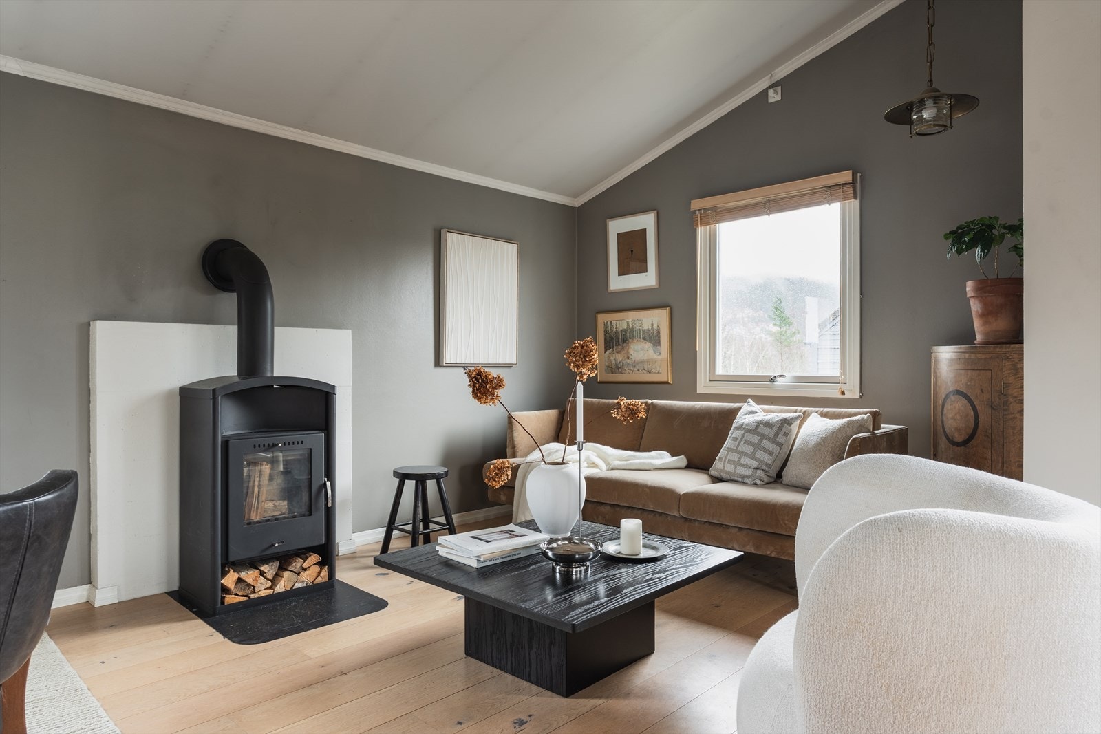 Stuen har vedovn som gir ekstra varme og hyggelig stemning året rundt. Galleribilde