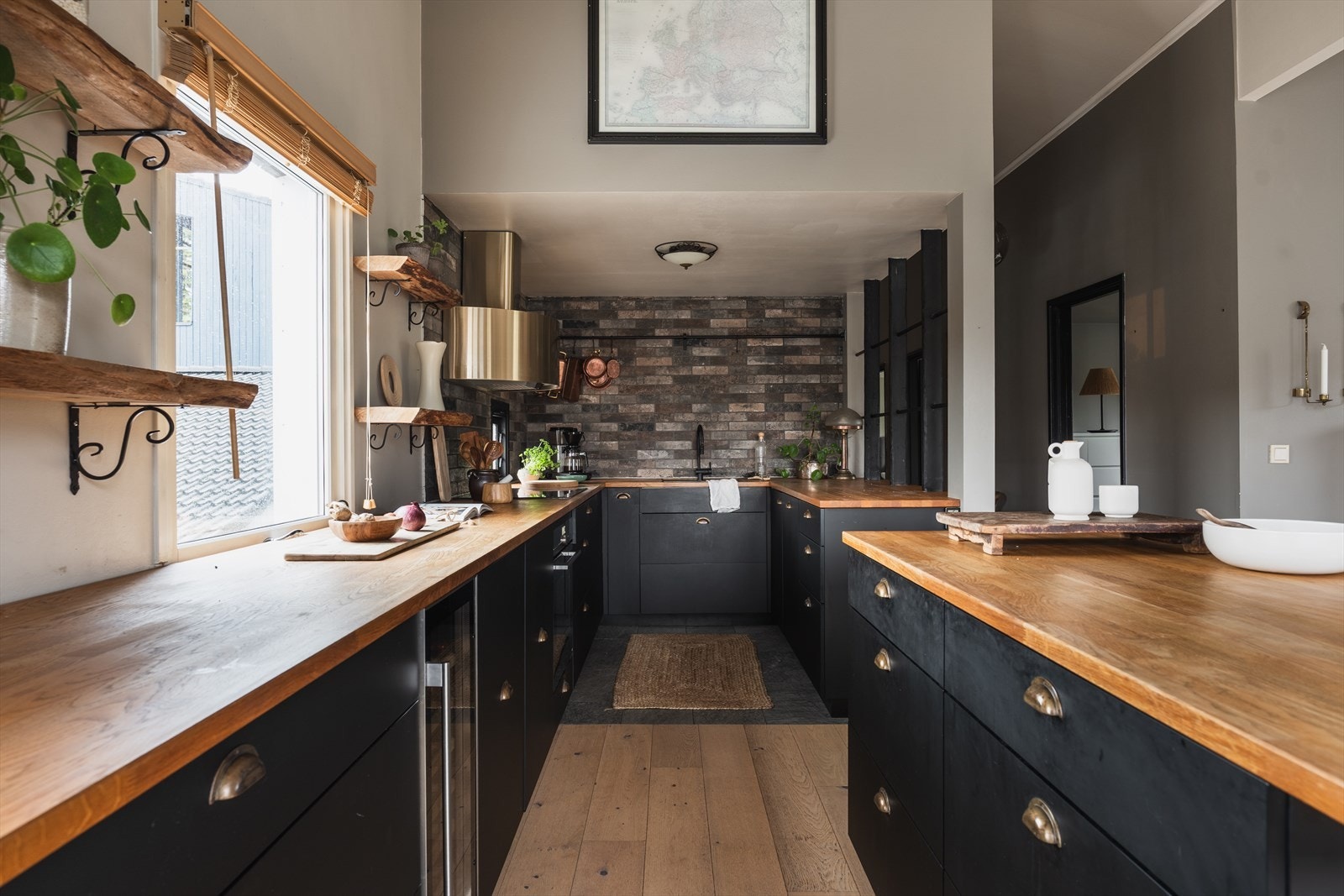 Kjøkkenet har mekanisk avtrekk, som bidrar til godt inneklima under matlaging. Galleribilde