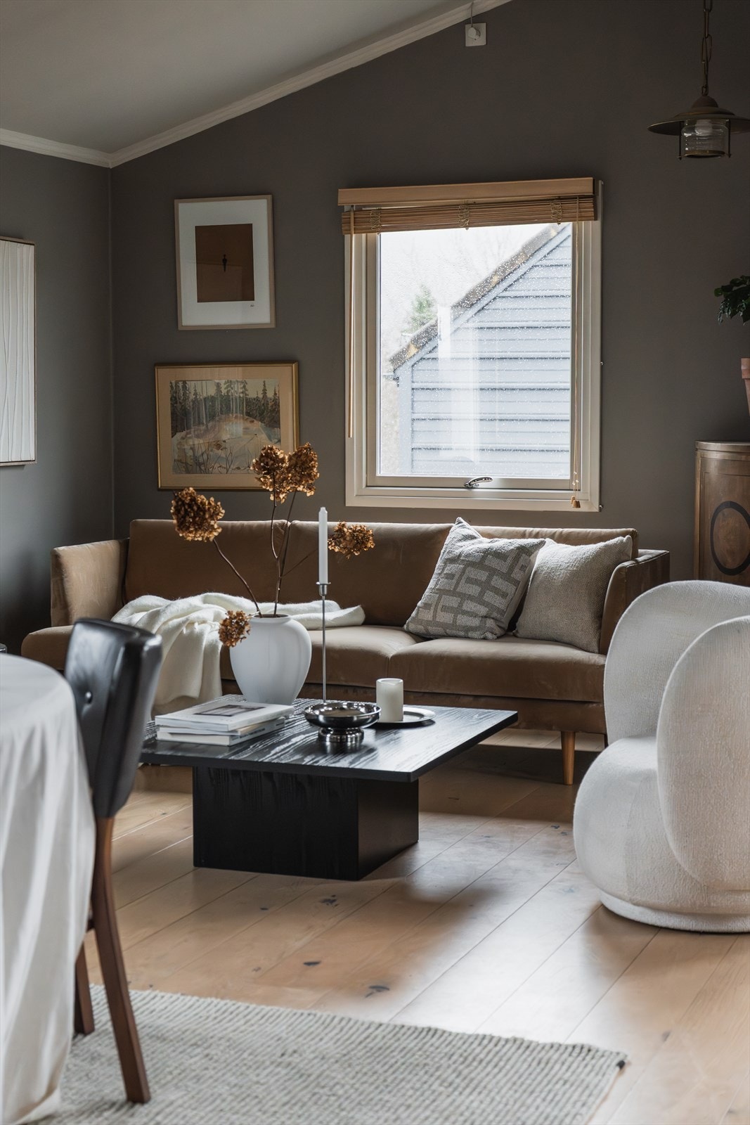 Leiligheten fremstår som påkostet og tidsriktig leilighet med gjennomgående oppgraderinger. Galleribilde