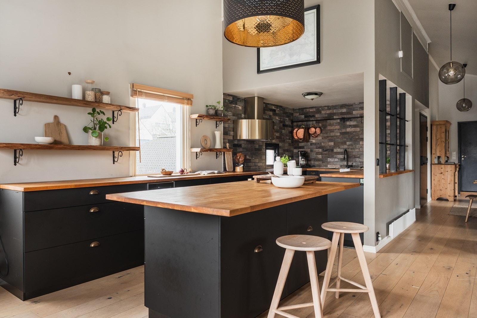 Åpen løsning mot stue gir en sosial og luftig oppholdssone. Galleribilde